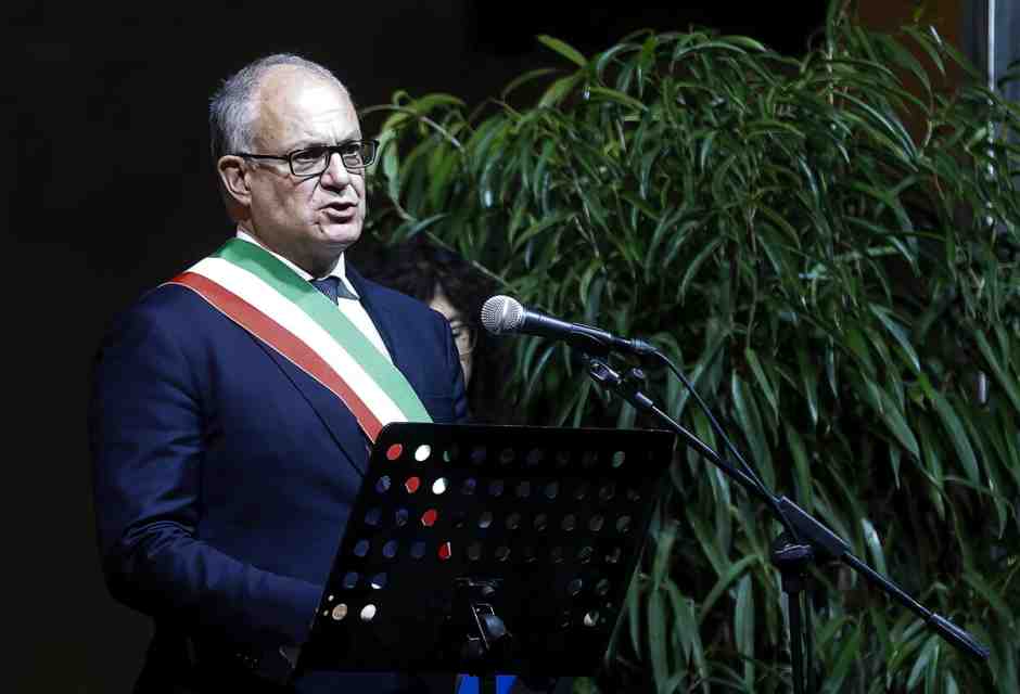 Assedio a Gualtieri. Il sindaco parla di povertà e si trincera con i fatti per il bis, tallonato da Raggi&Marino