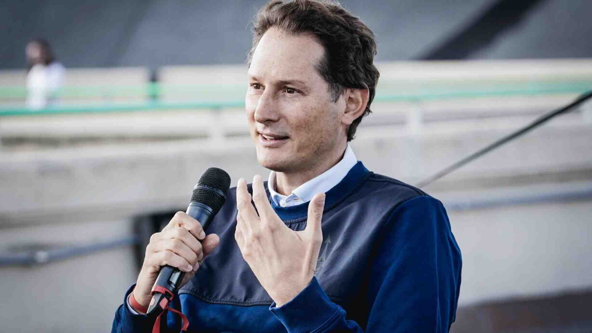 Bene in Borsa, male in pista, e ora la strigliata di Elkann ai piloti. Che cosa non va alla Ferrari