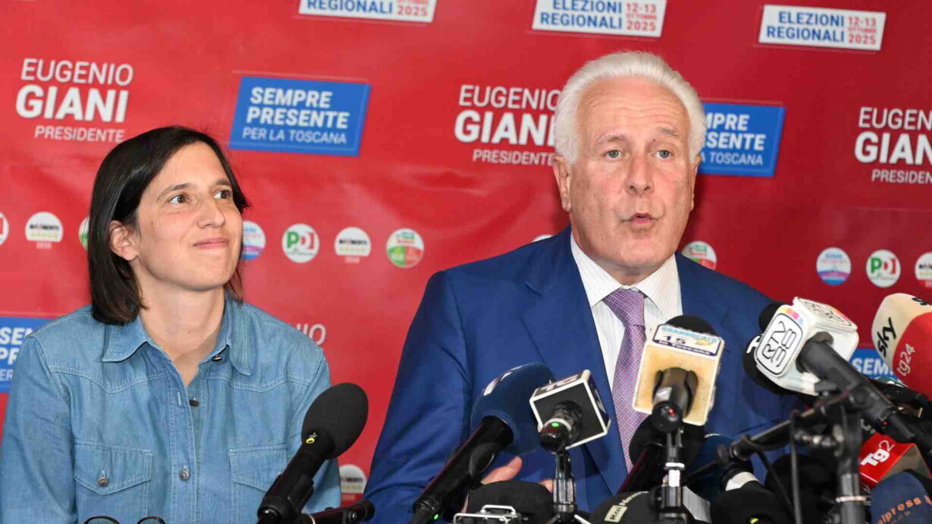 Pd e 5s in Toscana litigano già: caos sull’aeroporto. Calenda: “Finirà male”