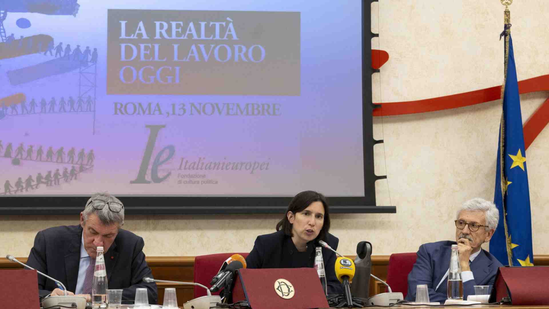 Elly snob. Schlein arriva tardi all’evento con Landini e D’Alema. L’ex premier consiglia e striglia la sinistra