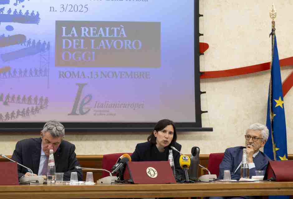 Elly snob. Schlein arriva tardi all’evento con Landini e D’Alema. L’ex premier consiglia e striglia la sinistra