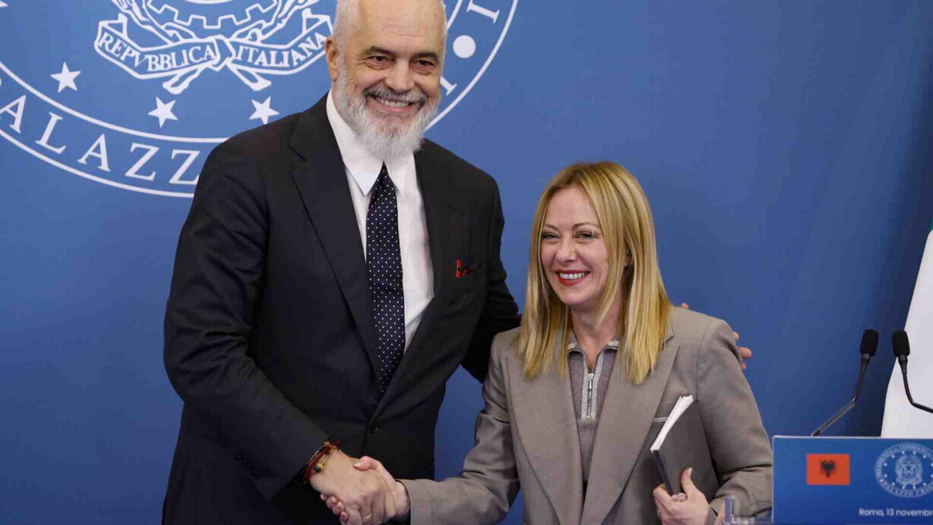 Il dito è l’Albania, la luna è l’Europa