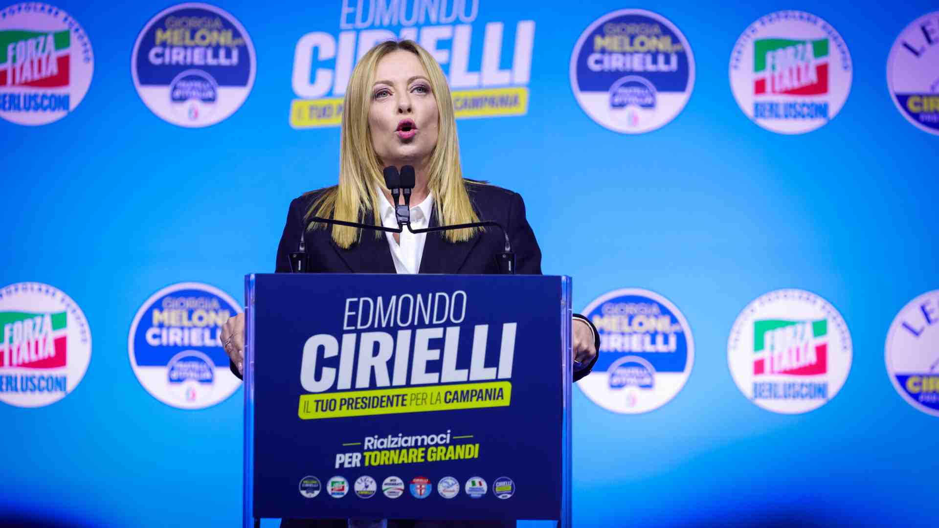 Meloni, la berlingueriana: austerità, Bagnoli, femminismo, banche. La spallata a sinistra: "No a ricette tardo comuniste"