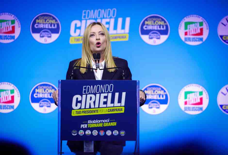 Meloni, la berlingueriana: austerità, Bagnoli, femminismo, banche. La spallata a sinistra: "No a ricette tardo comuniste"