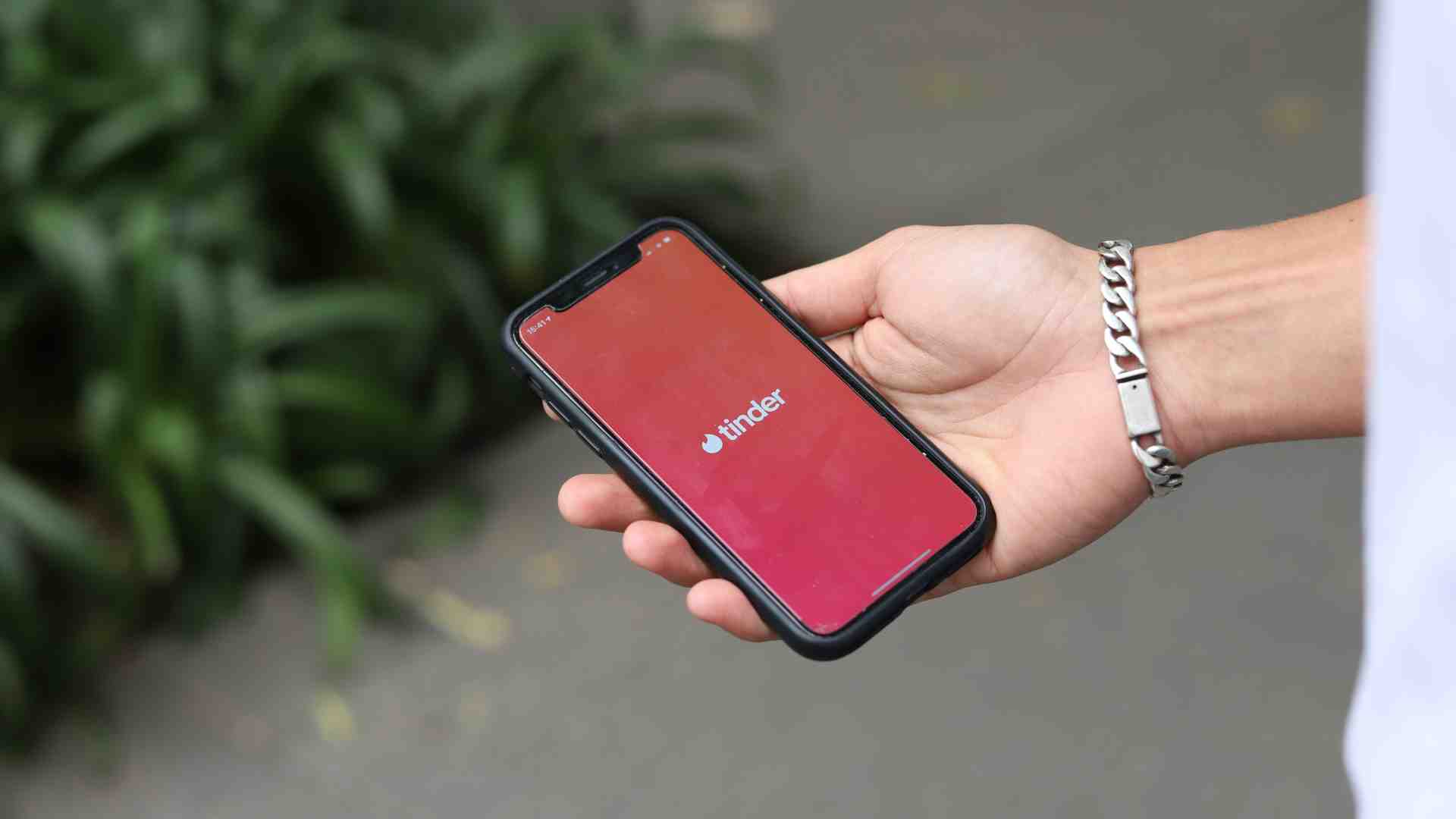 Gioventù, non temete. C’è bisogno di essere un po’ cringe, soprattutto in amore