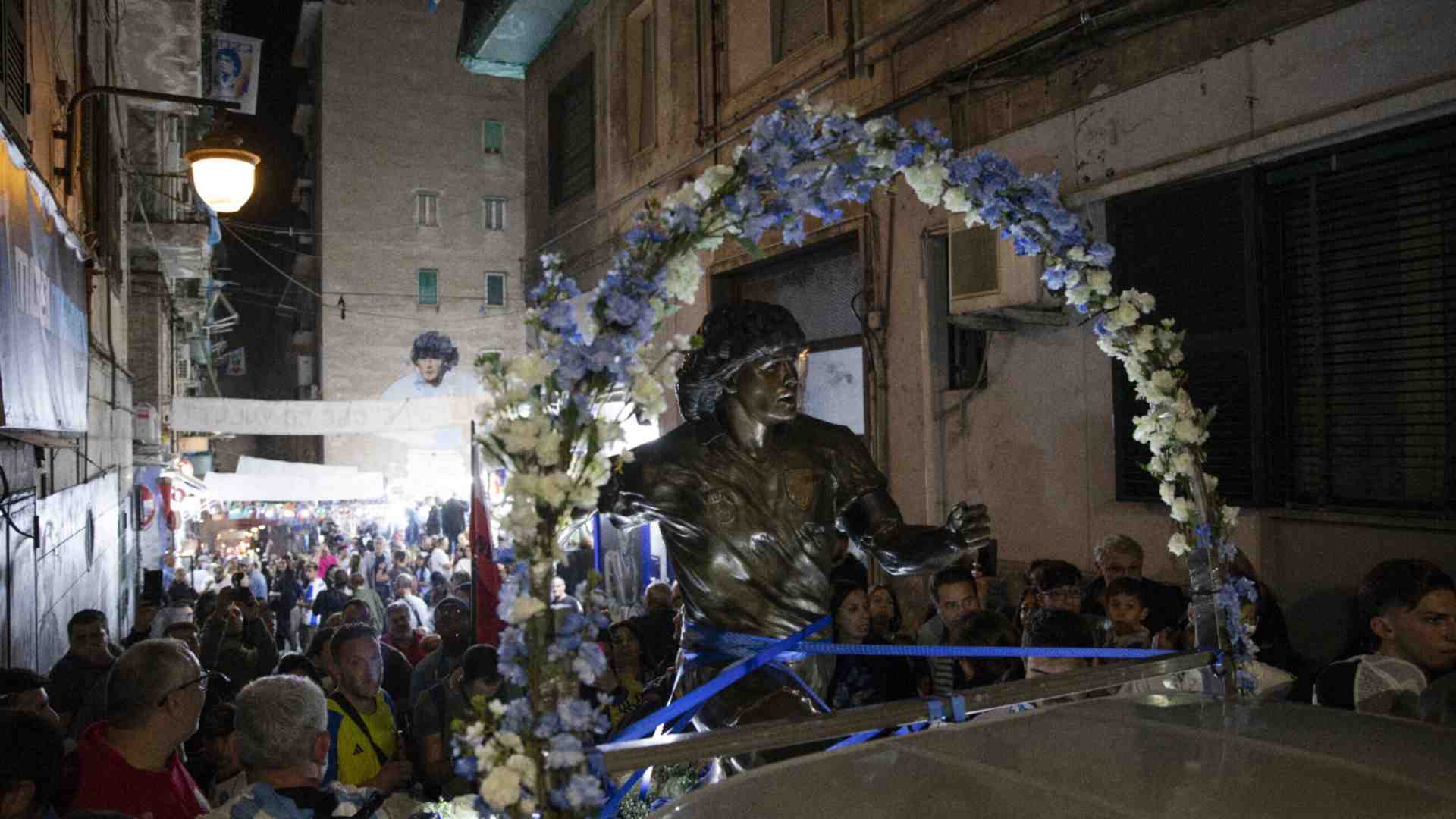 Processioni, altari e web. Così Napoli crea nuovi santi ed eroi (oltre Maradona)