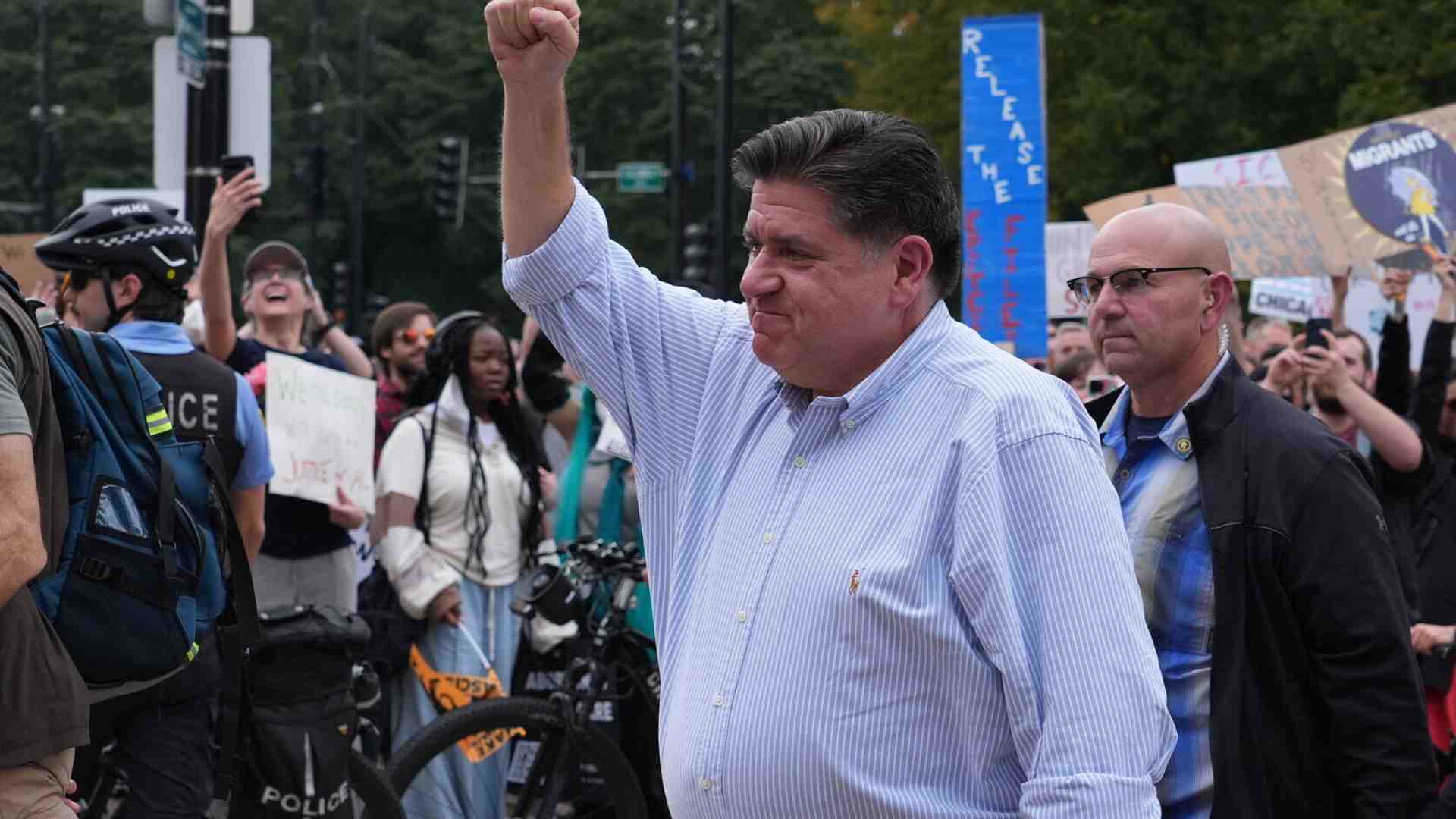 Le ambizioni di JB Pritzker, il governatore che sfida Trump e pure i dem troppo timidi