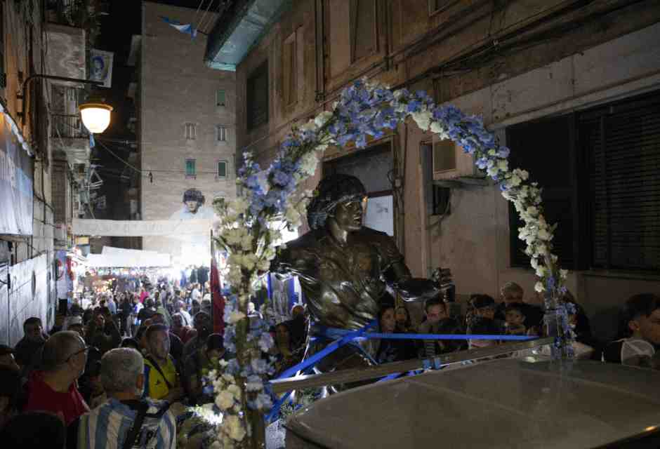 Processioni, altari e web. Così Napoli crea nuovi santi ed eroi (oltre Maradona)