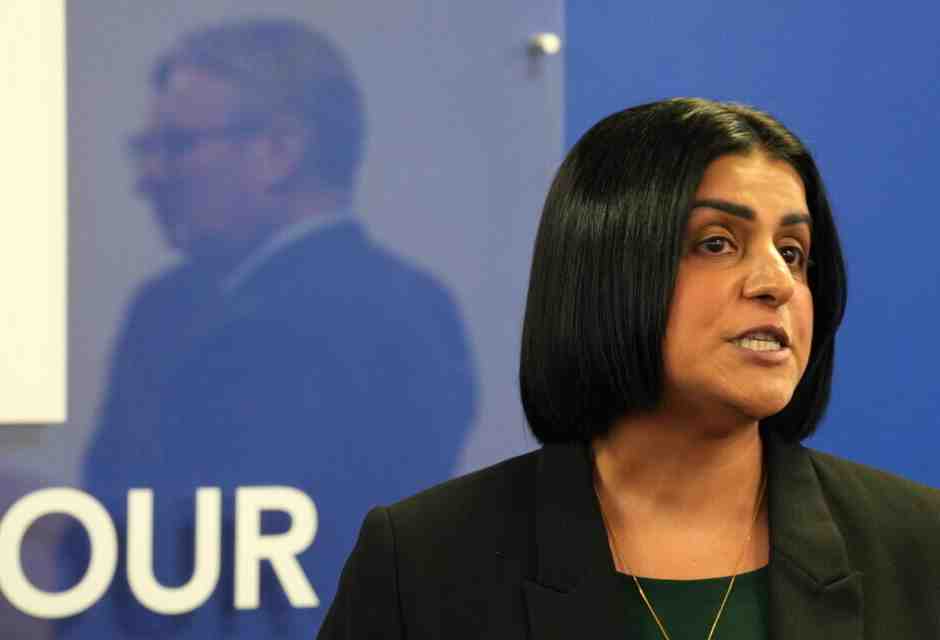 Il governo inglese riforma le politiche d'immigrazione, tra mille polemiche (e un furbissimo Farage)