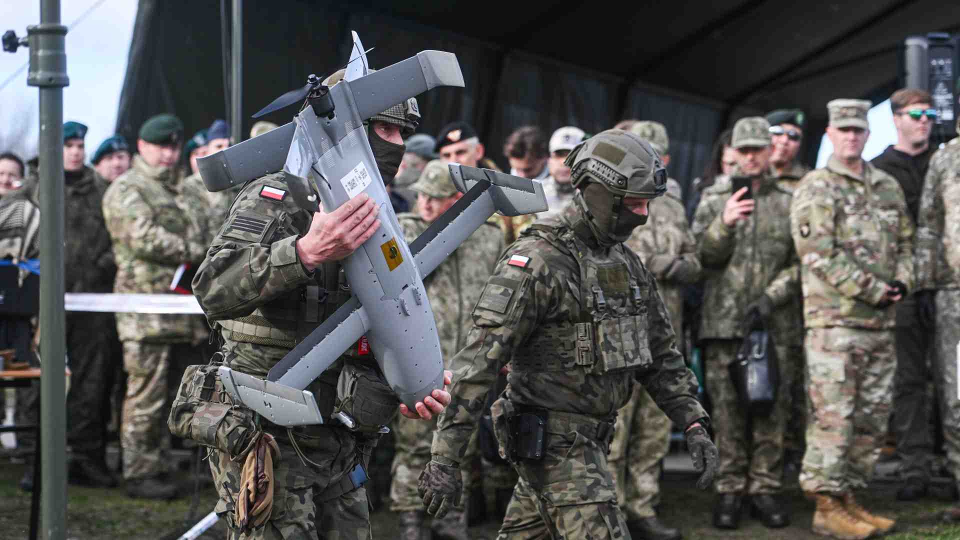 La Silicon in armi. Per non “amare la Bomba” secondo Alex Karp c’è un solo modo: dominare le armi con l’AI