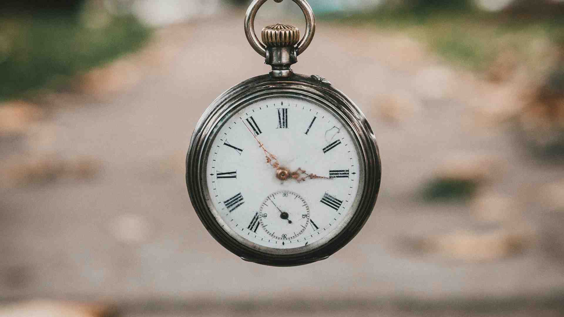 Che ne sarà dell'identità in un tempo ridotto a successione di istanti?