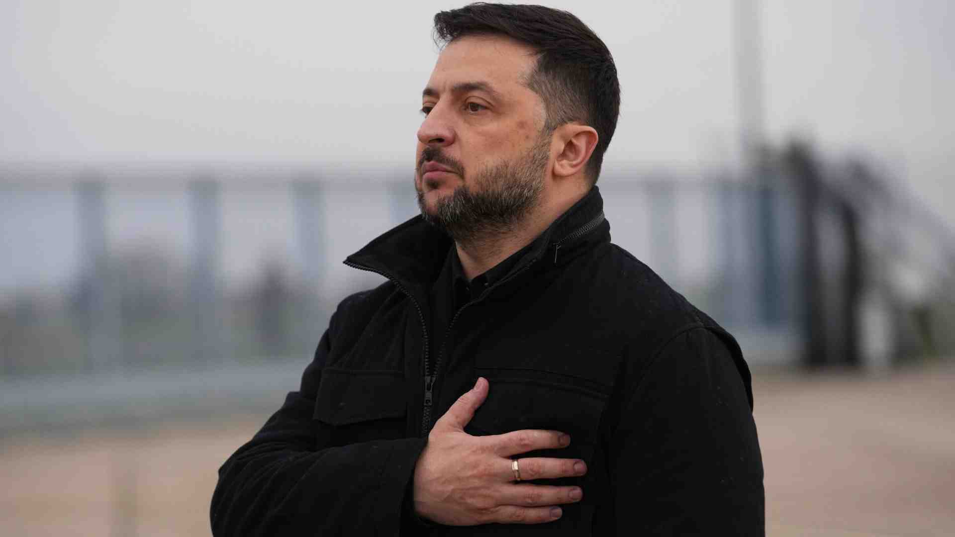 Zelensky amputato del suo braccio destro