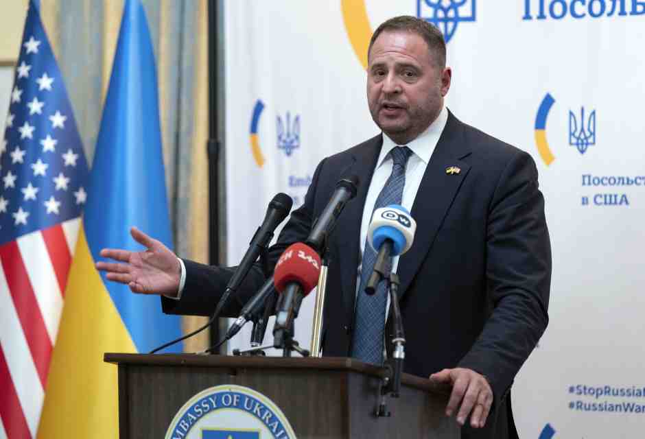 Sulla corruzione, a Zelensky si chiede un licenziamento esemplare: l’ubiquo Yermak