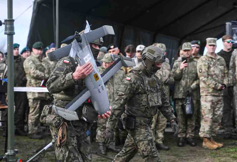 La Silicon in armi. Per non “amare la Bomba” secondo Alex Karp c’è un solo modo: dominare le armi con l’AI