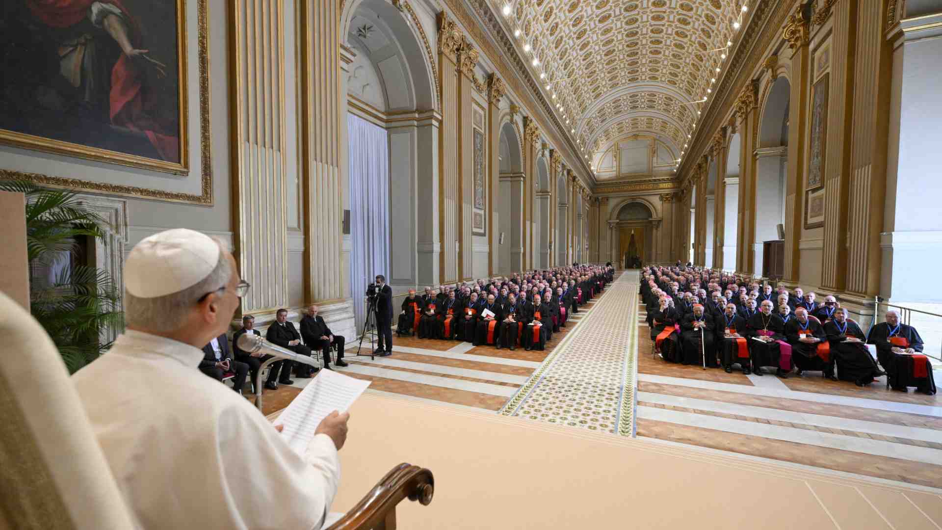 Il Papa fa il primate e va alla Cei