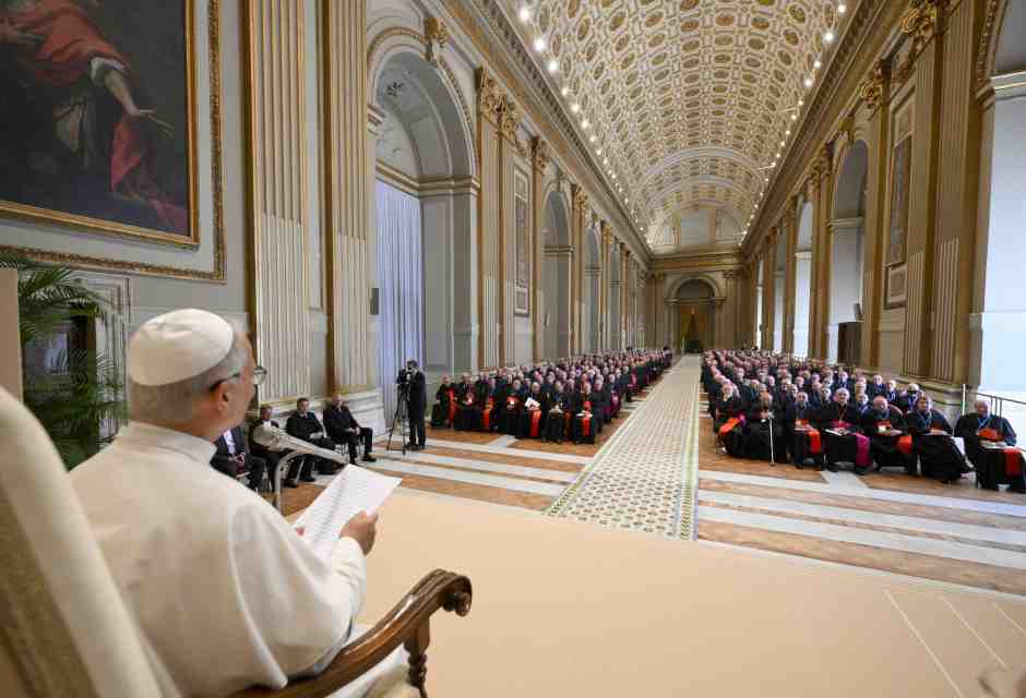 Il Papa fa il primate e va alla Cei