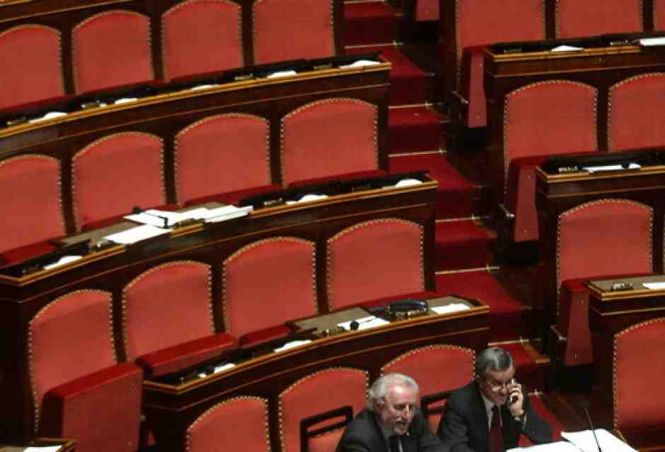 A tanti astenuti tante sedie vuote in Parlamento. Una modesta proposta