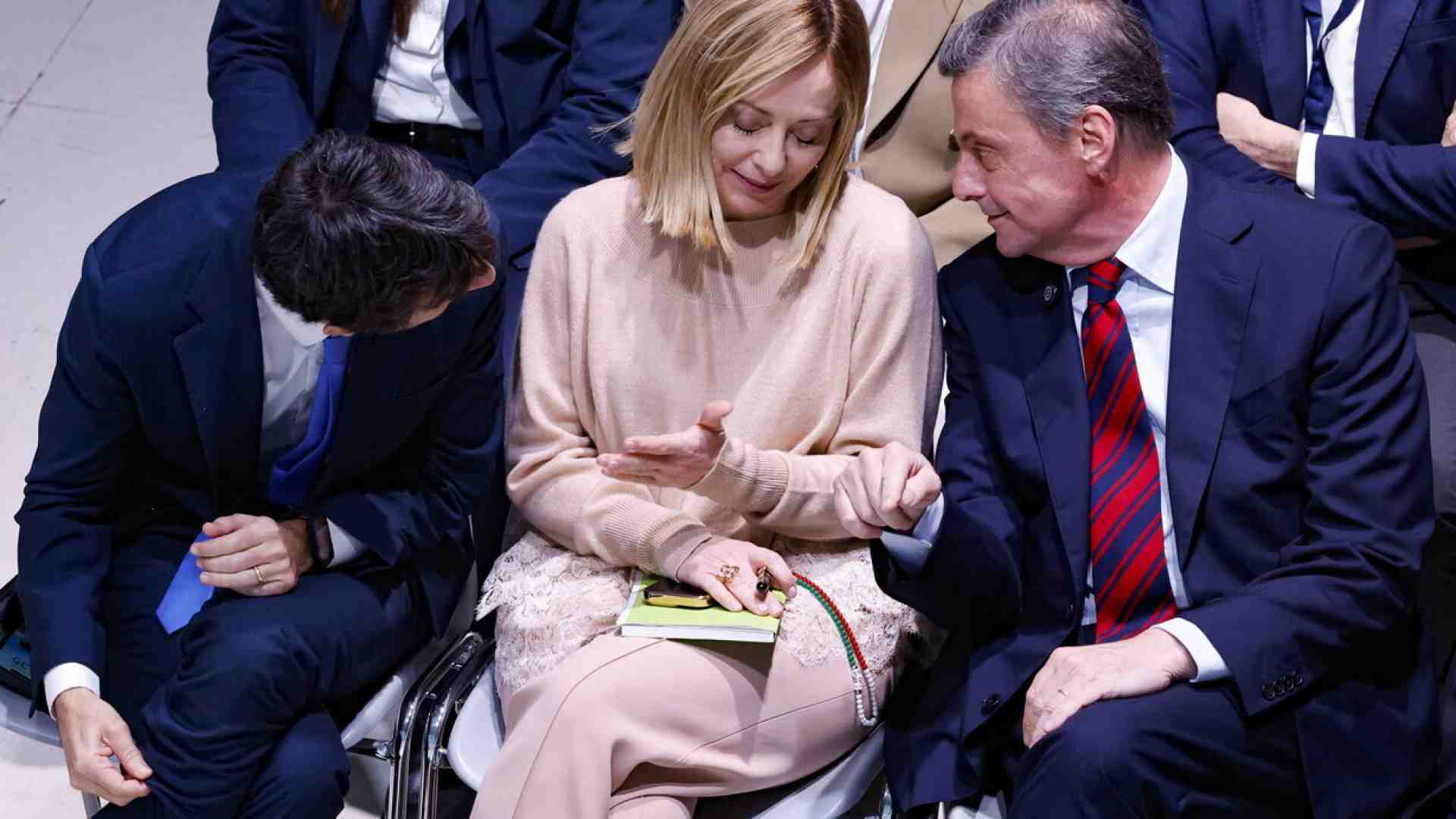 Calenda: "Meloni ha cambiato linea su Kyiv. Ora deve scegliere: o Trump o l'Europa"