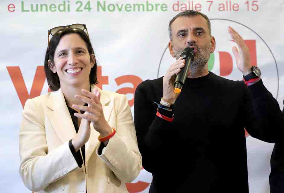 Le note del Bolero, le lacrime. Il comizio di Decaro per ricordare l'amico Donato Metallo: "Io candidato per te"