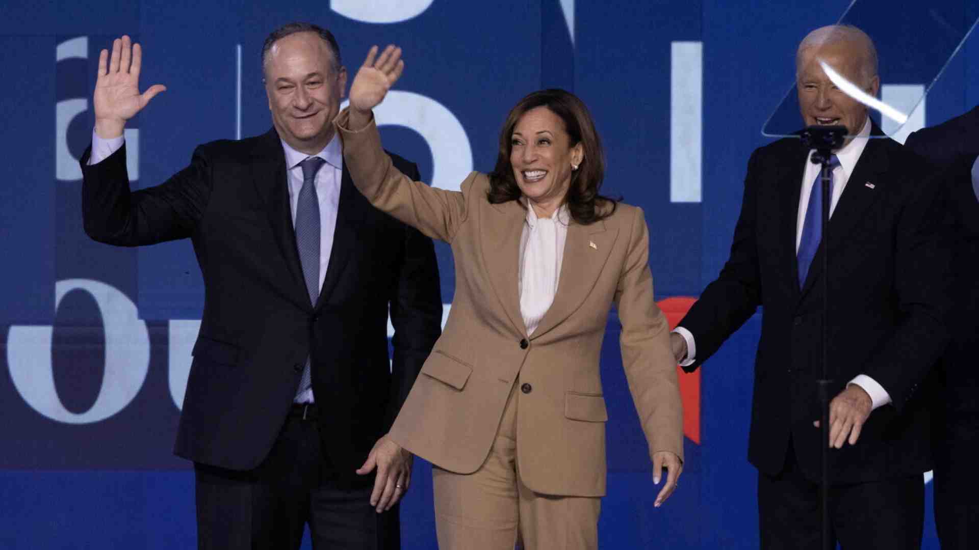 Kamala Harris e il caso del vestito cammello. Come Obama nel 2014