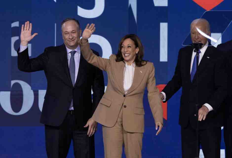 Kamala Harris e il caso del vestito cammello. Come Obama nel 2014