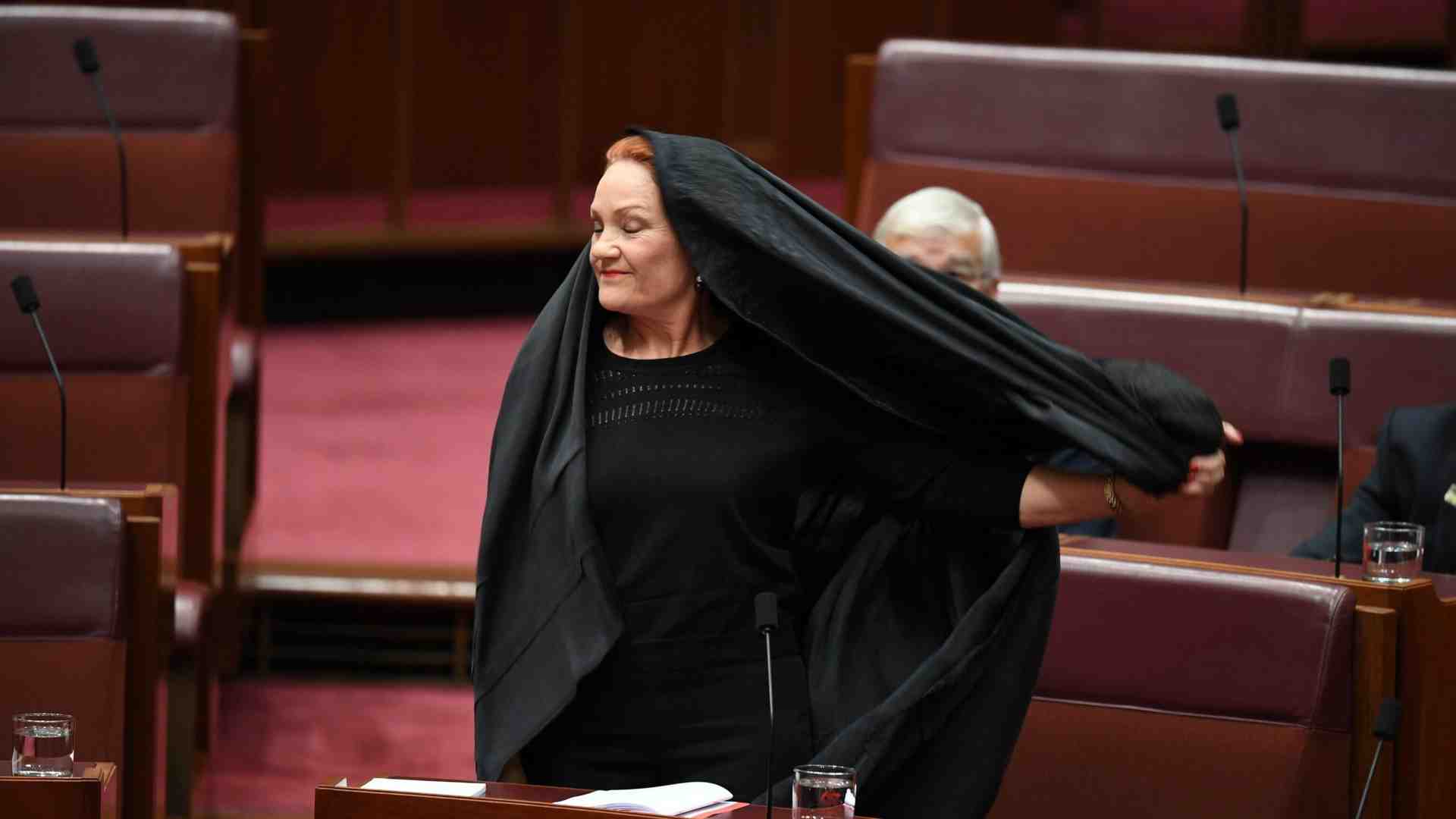 La senatrice australiana con il burqa, una farsa che si ripete ancora