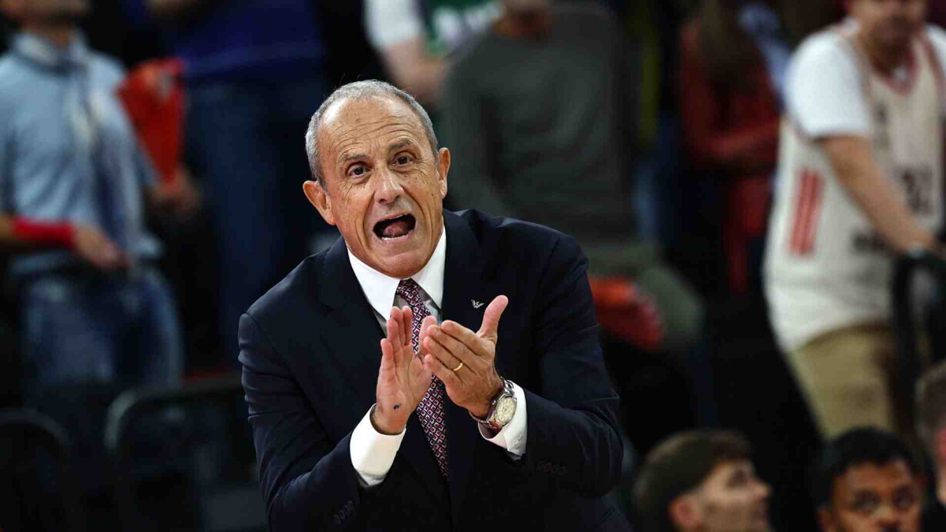 Ettore Messina si è dimesso. L'Olimpia Milano cerca di rianimarsi con Peppe Poeta in panchina