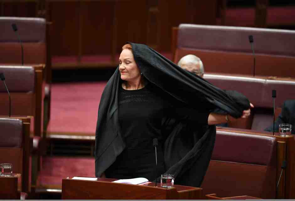 La senatrice australiana con il burqa, una farsa che si ripete ancora