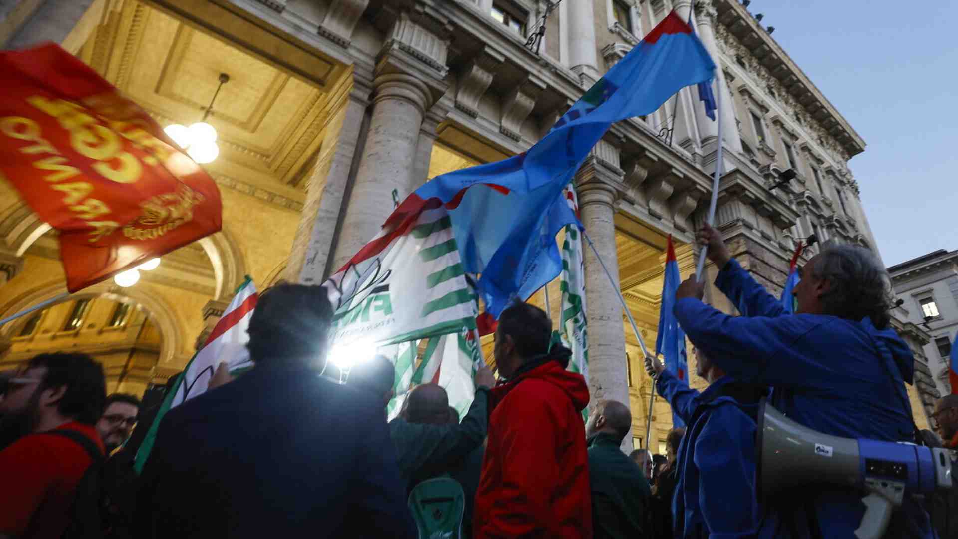 I ritardi dei sindacati e il crollo dei salari reali in Italia