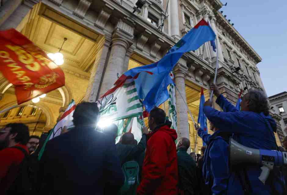 I ritardi dei sindacati e il crollo dei salari reali in Italia