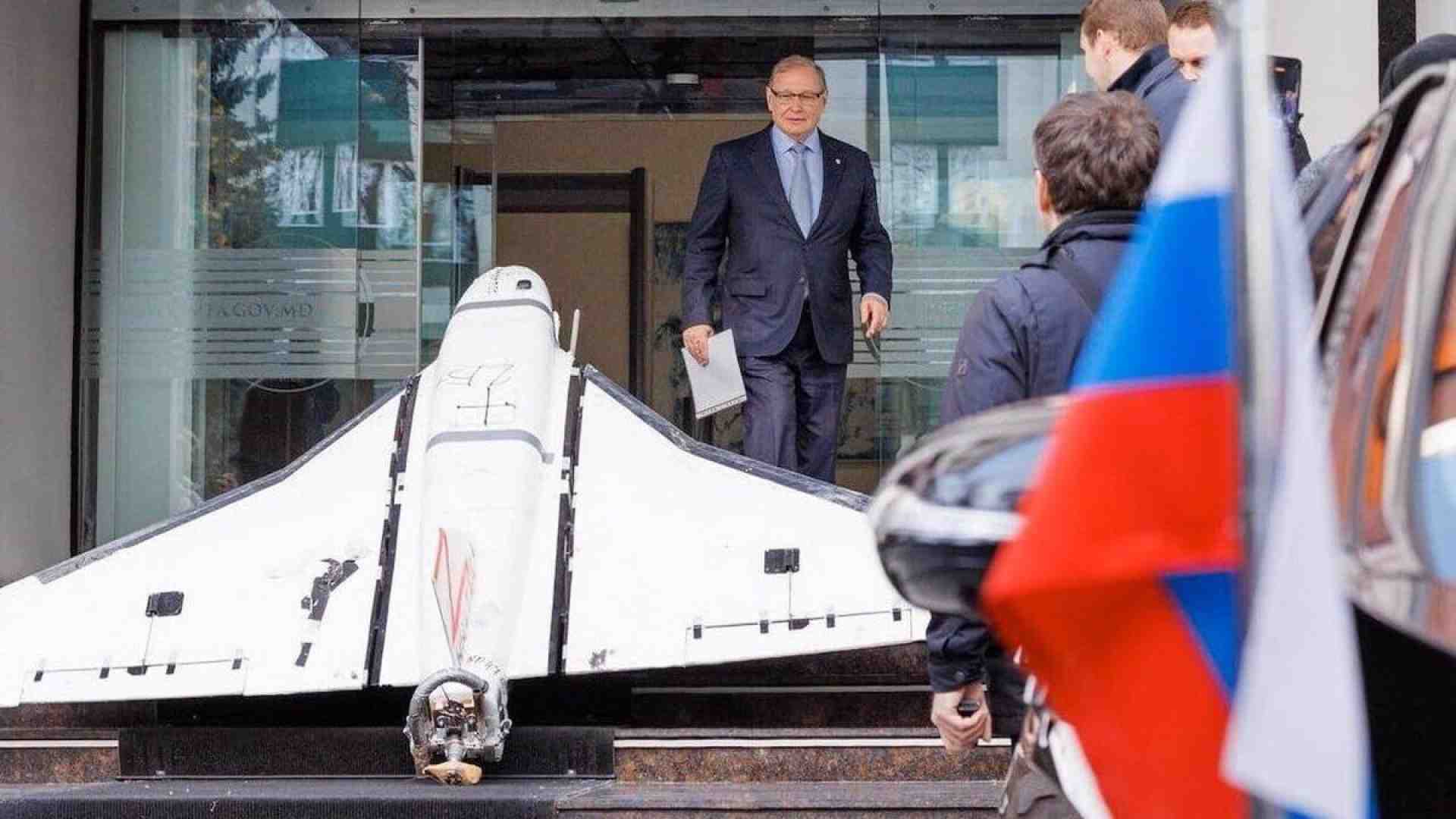 La Moldavia convoca l’ambasciatore russo e lo accoglie con il drone davanti all’ingresso del ministero