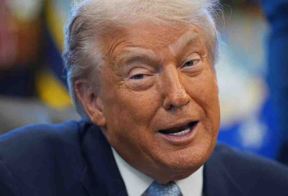 Sono tanti gli adulatori nella stanza di “daddy” Trump, ma poi non ottengono quasi nulla