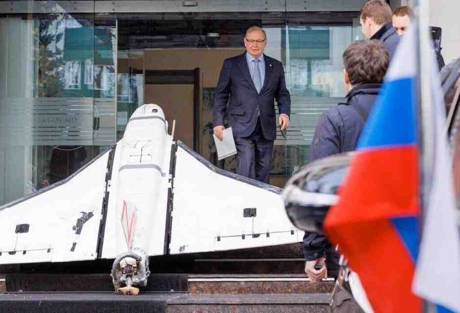 La Moldavia convoca l’ambasciatore russo e lo accoglie con il drone davanti all’ingresso del ministero