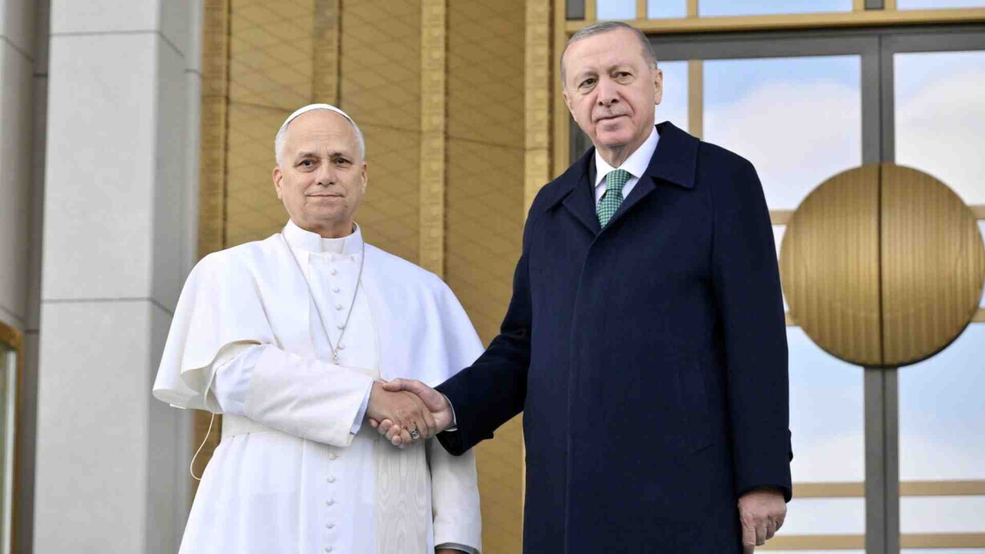 Il Papa va da Erdogan e ricorda il ruolo dei cristiani