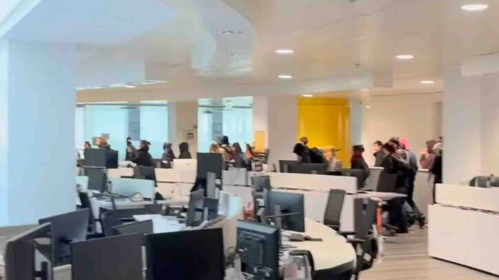 La Stampa occupata dai pro Pal. La solidarietà di Meloni e Piantedosi