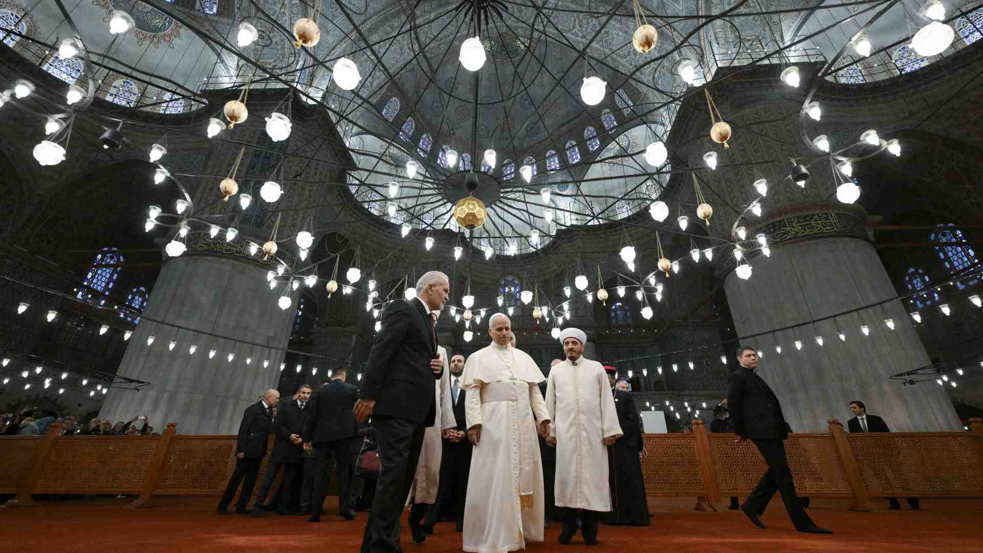 La giornata turca di Papa Leone si apre in moschea (senza preghiera)