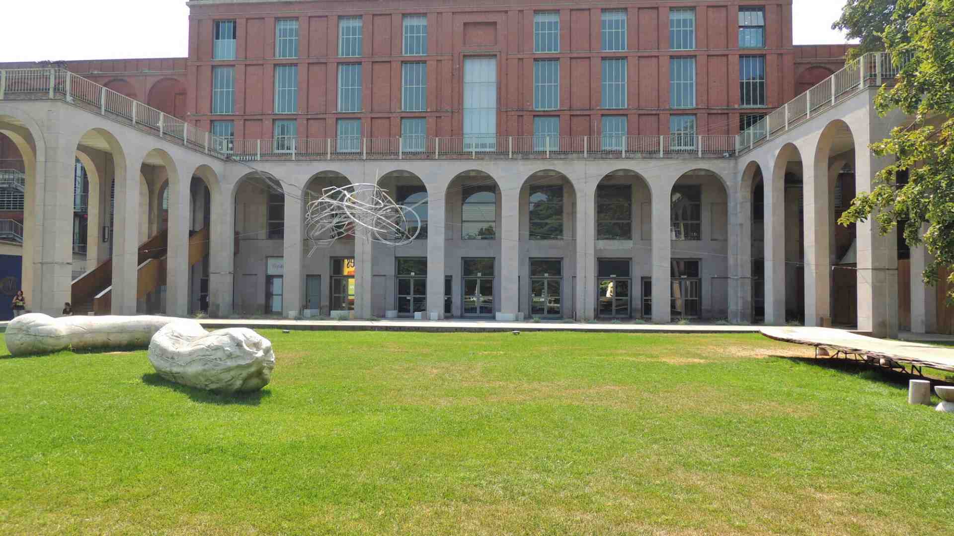 Amare le città, con ironia. La mostra fotografica di Paolo Rosselli