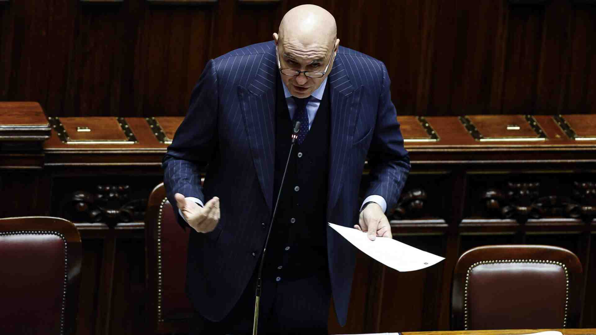 Meno propaganda politica, più colonnelli. Evviva i militari in Parlamento