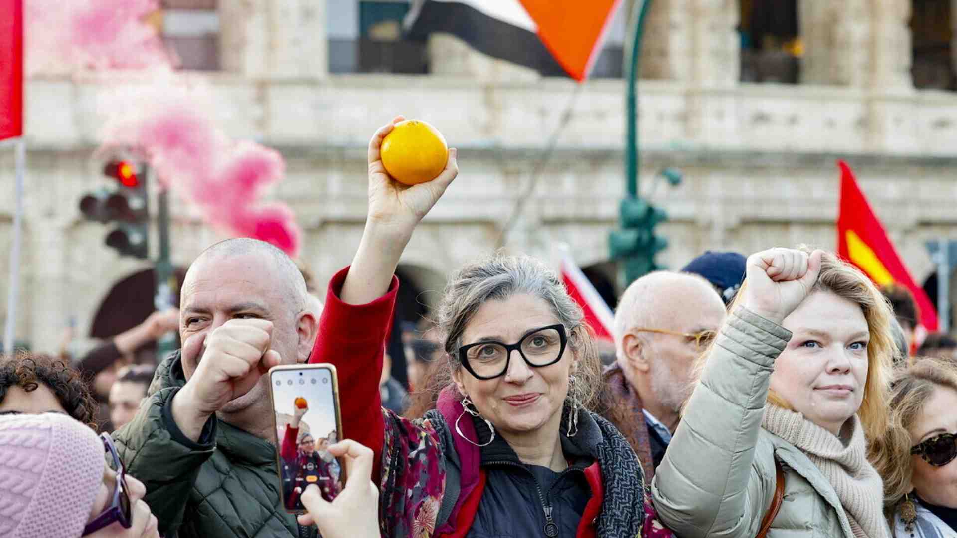 Secondo Francesca Albanese l'occupazione della Stampa a Torino "è un monito". Meloni: "Parole gravissime"