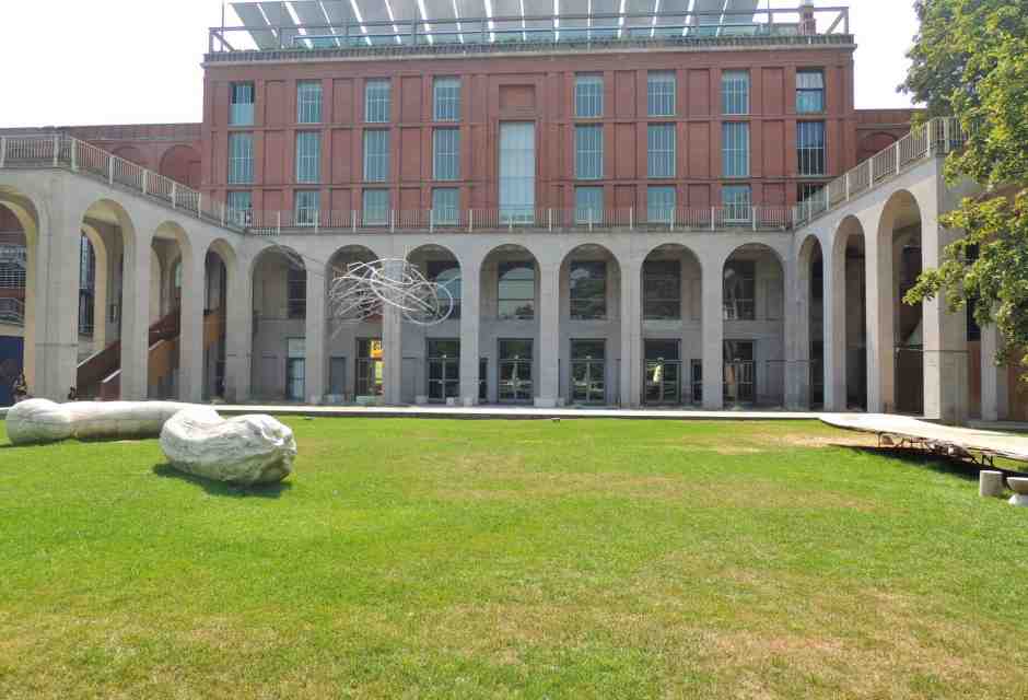 Amare le città, con ironia. La mostra fotografica di Paolo Rosselli