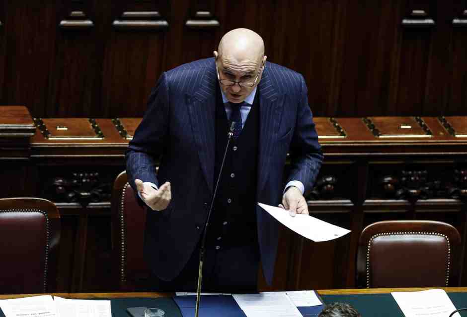 Meno propaganda politica, più colonnelli. Evviva i militari in Parlamento