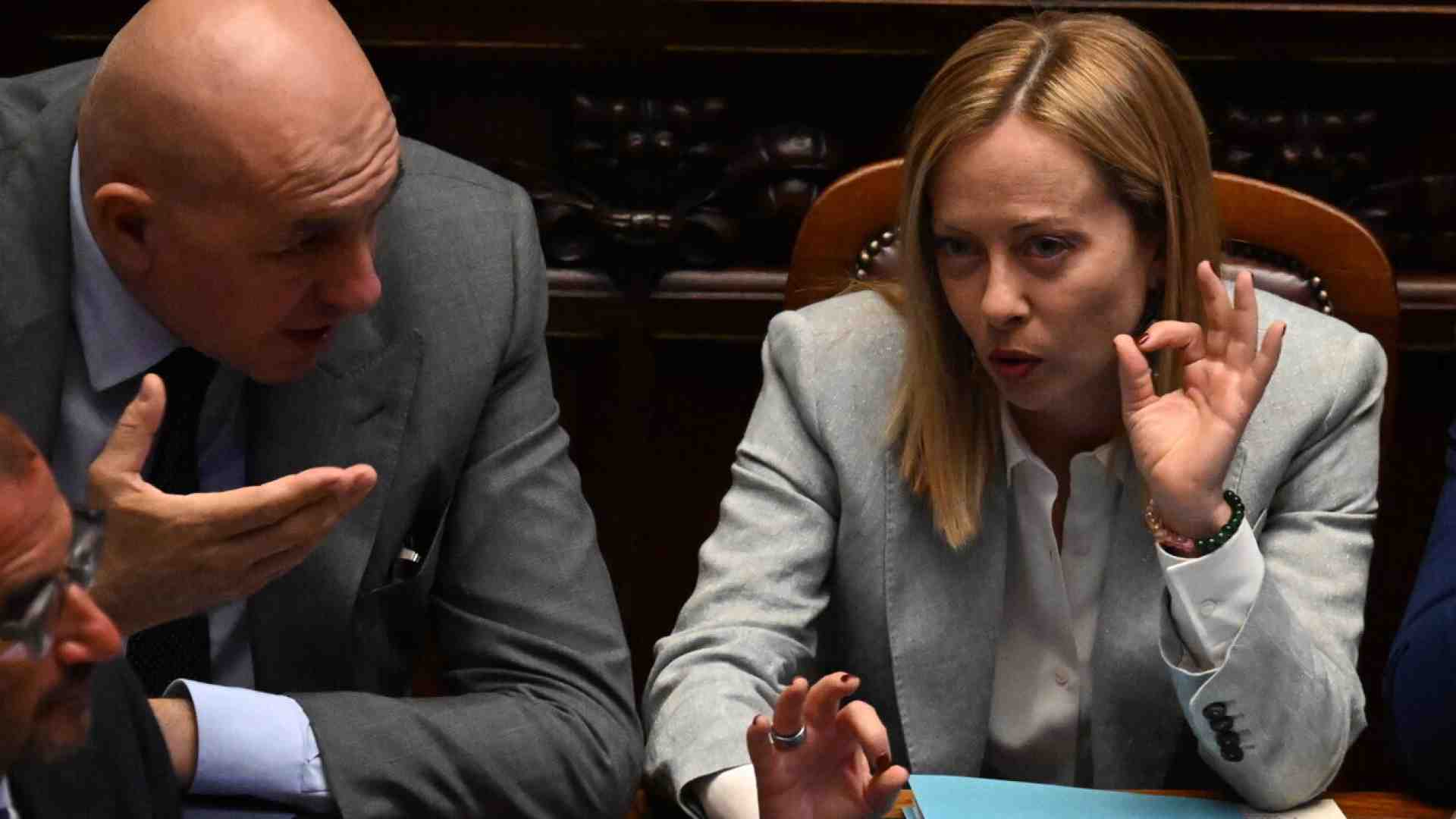 L'università di Bologna blocca il corso per ufficiali. Meloni: "Atto incomprensibile e sbagliato". E Bernini: "Si farà"