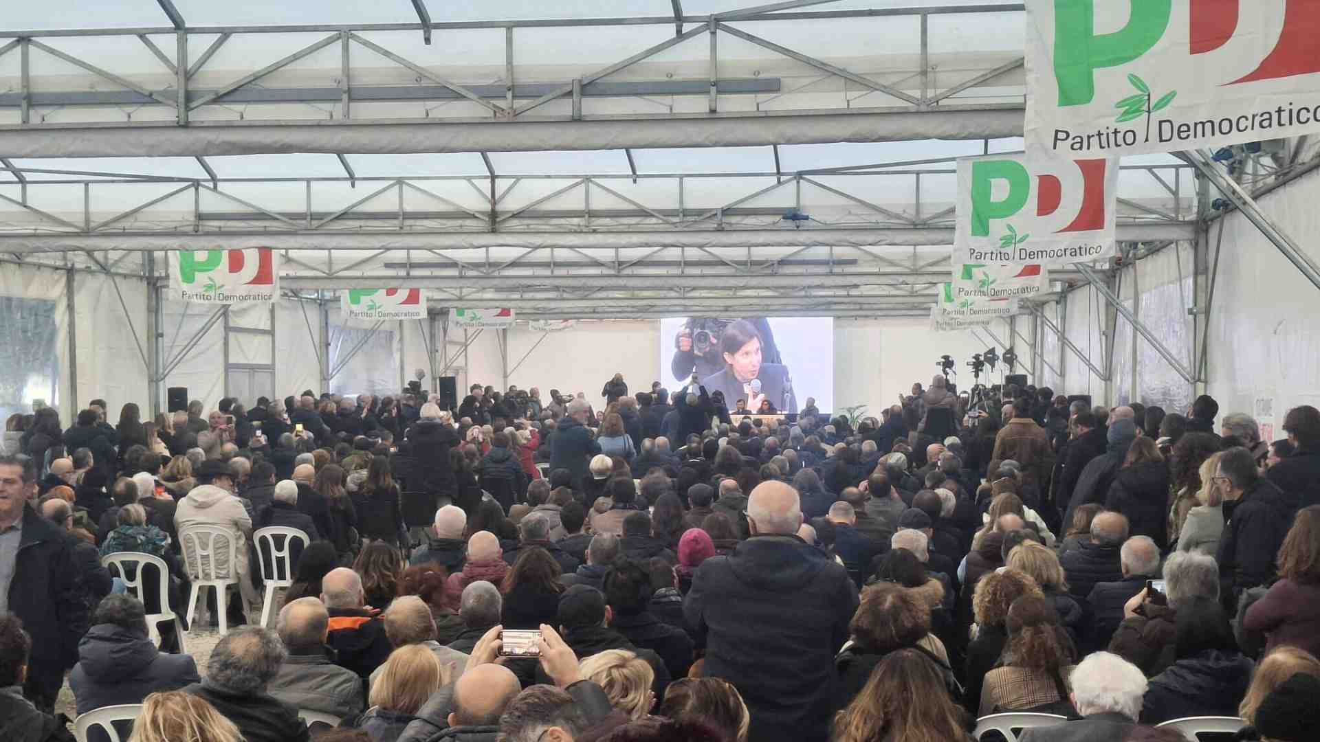 Schlein la pattinatrice. Missione: salvare il Colle. A Montepulciano è Mattarella il solo faro del Pd