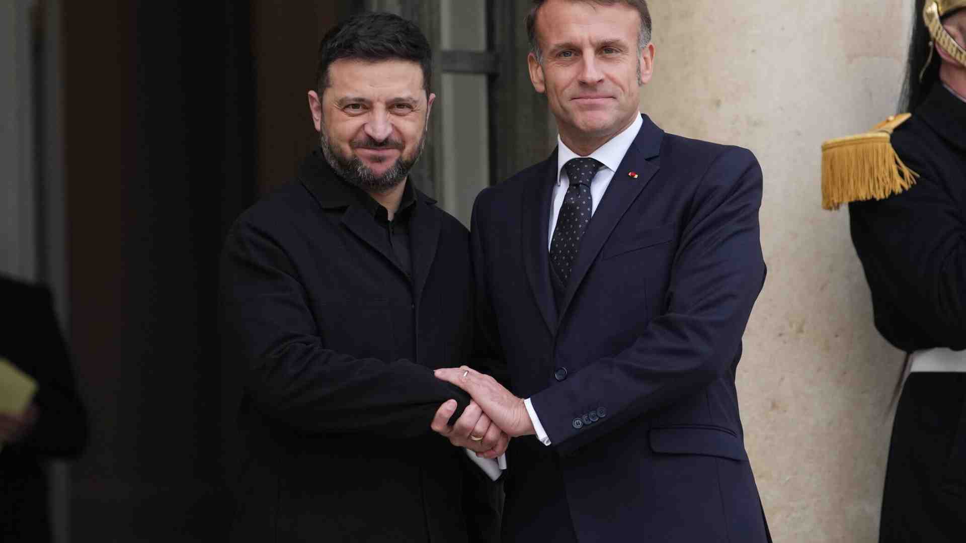 Nessuna concessione senza Kyiv, nessuna trattativa senza i volenterosi. Zelensky vede Macron