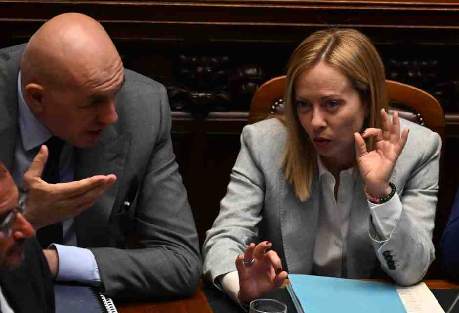 L'università di Bologna blocca il corso per ufficiali. Meloni: "Atto incomprensibile e sbagliato". E Bernini: "Si farà"