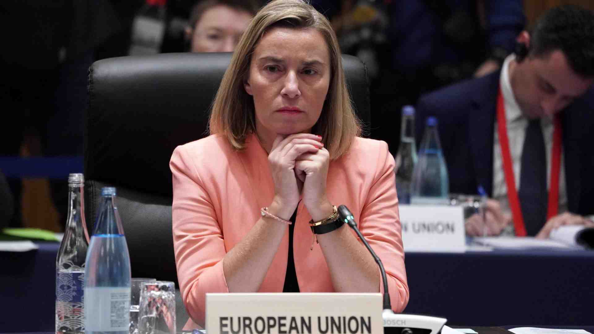 Fermati in Belgio Mogherini e Sannino. La macchina del “sono tutti colpevoli” è già in moto