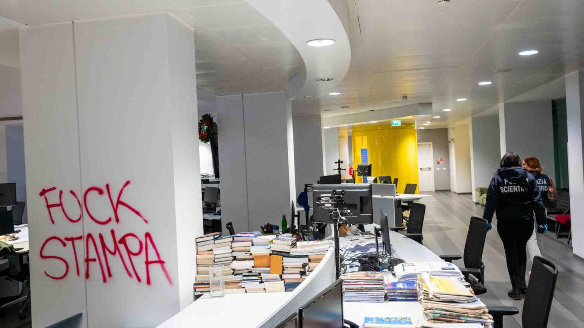 Il surreale comunicato dei collettivi che rivendica l'attacco alla Stampa e promette altre azioni