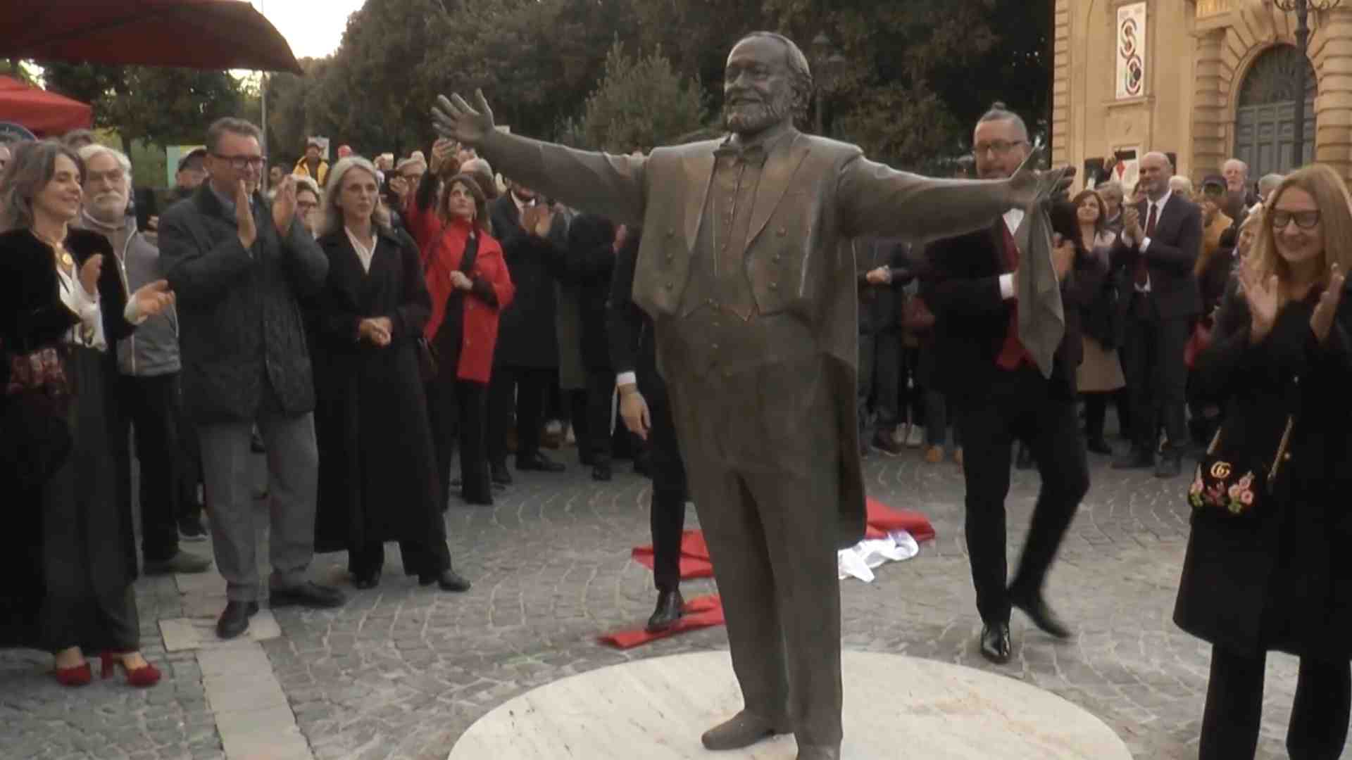 Il ghiaccio libera lo spirito di Pavarotti dal bronzo senza stile del suo monumento