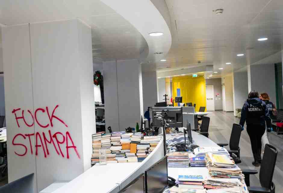 Il surreale comunicato dei collettivi che rivendica l'attacco alla Stampa e promette altre azioni