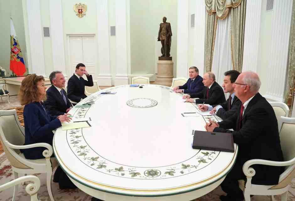 Legami, sorrisi e appunti attorno al tavolo dei negoziati al Cremlino